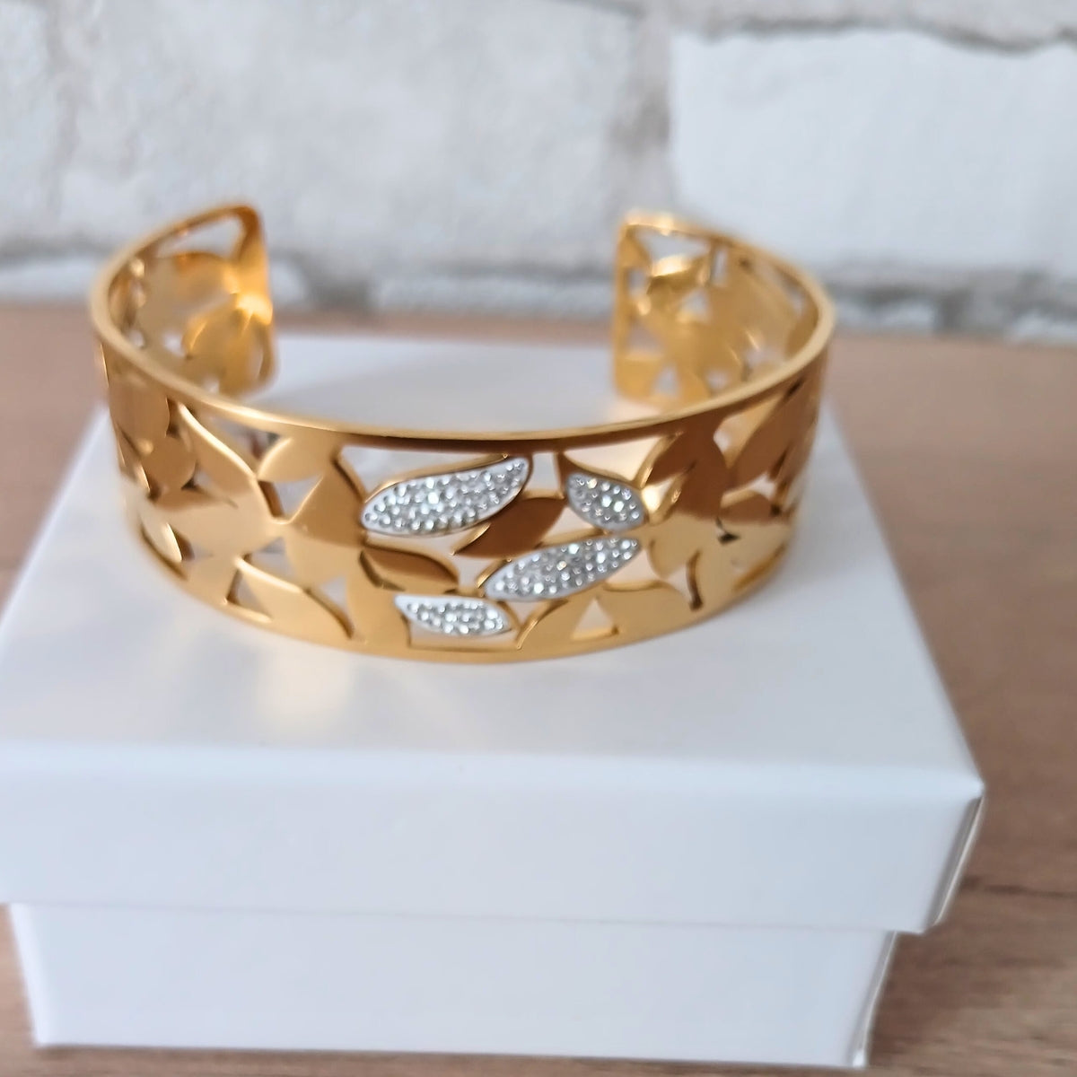 Glamorous Gold-Plated Rhinestone Leaf Cuff Bracelet